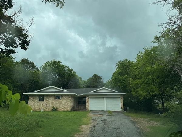 917 E Fishcreek Road , Grand Prairie, TX 75052