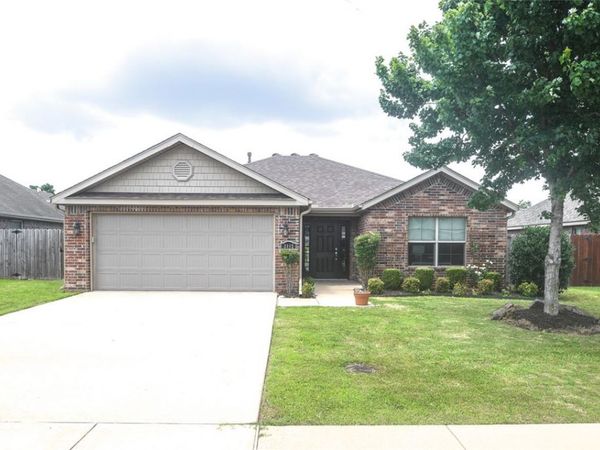 2102 N Wakefield Street , Siloam Springs, AR 72761