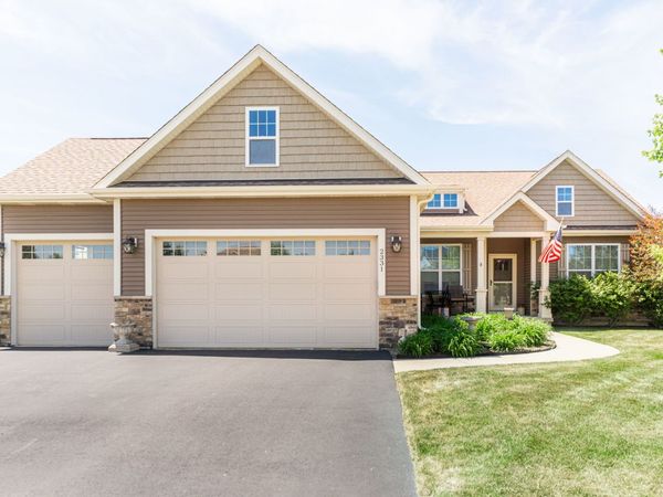2331 Coventry Circle S, Sycamore, IL 60178