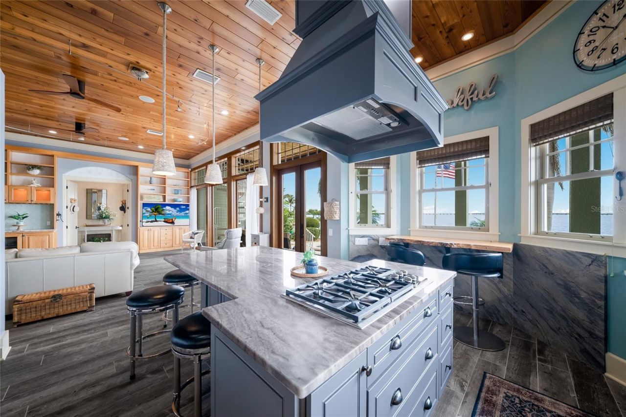 522 Bayview Drive, Bradenton Beach, FL 34217 Photo