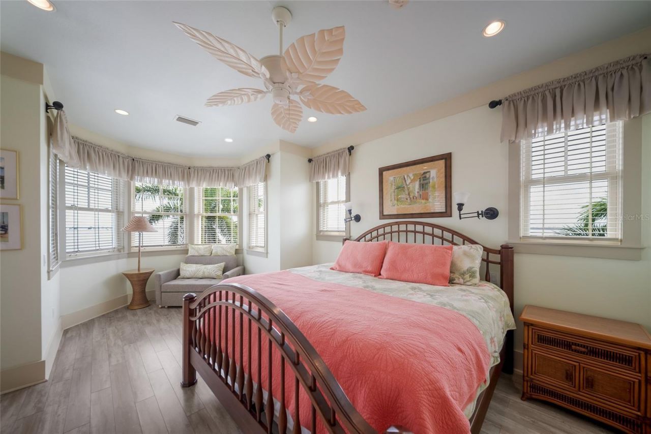 522 Bayview Drive, Bradenton Beach, FL 34217 Photo
