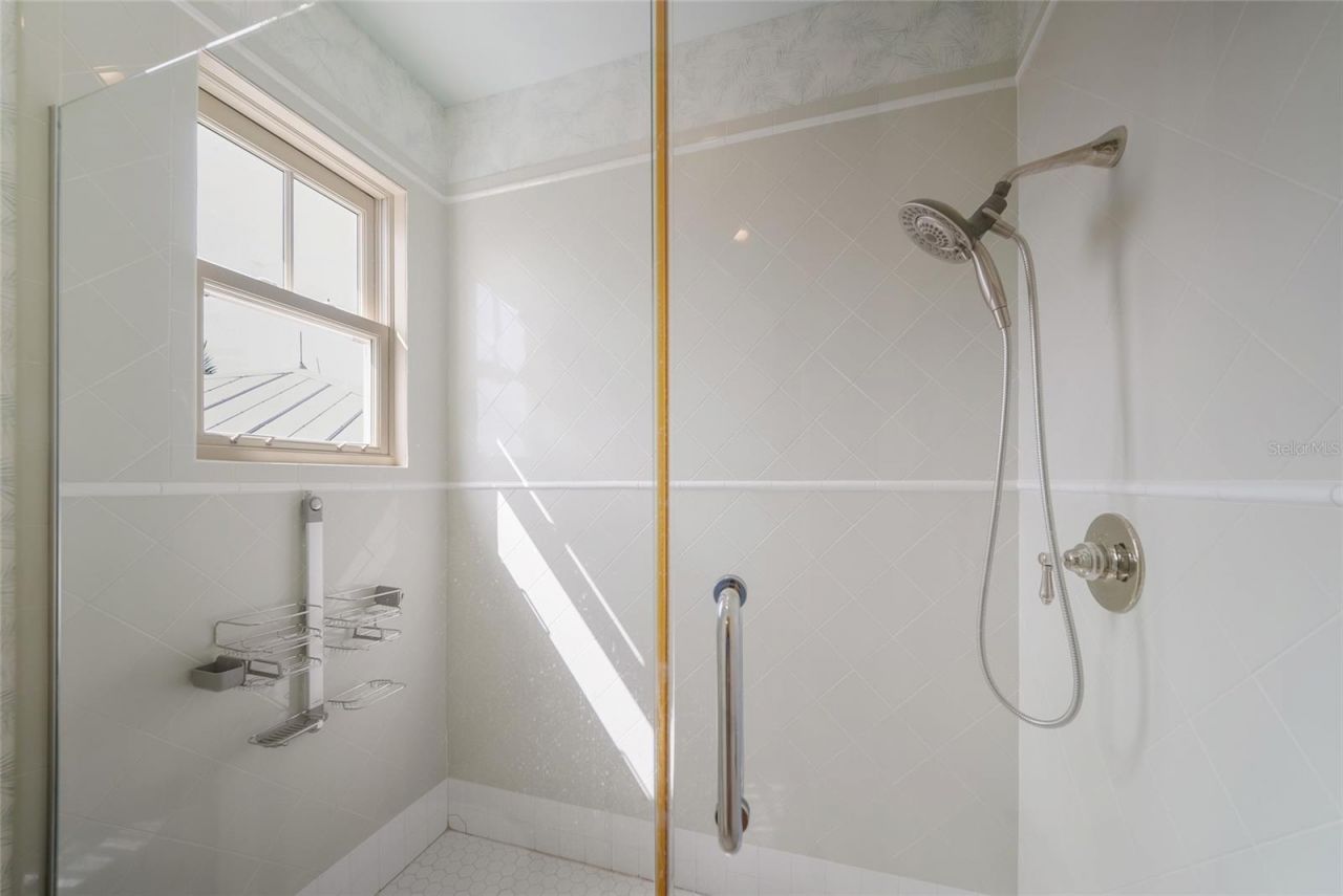 522 Bayview Drive, Bradenton Beach, FL 34217 Photo