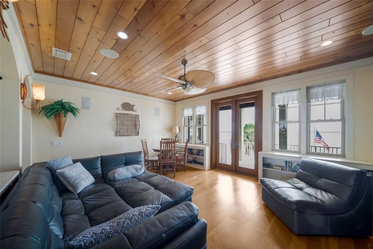 522 Bayview Drive, Bradenton Beach, FL 34217 Photo