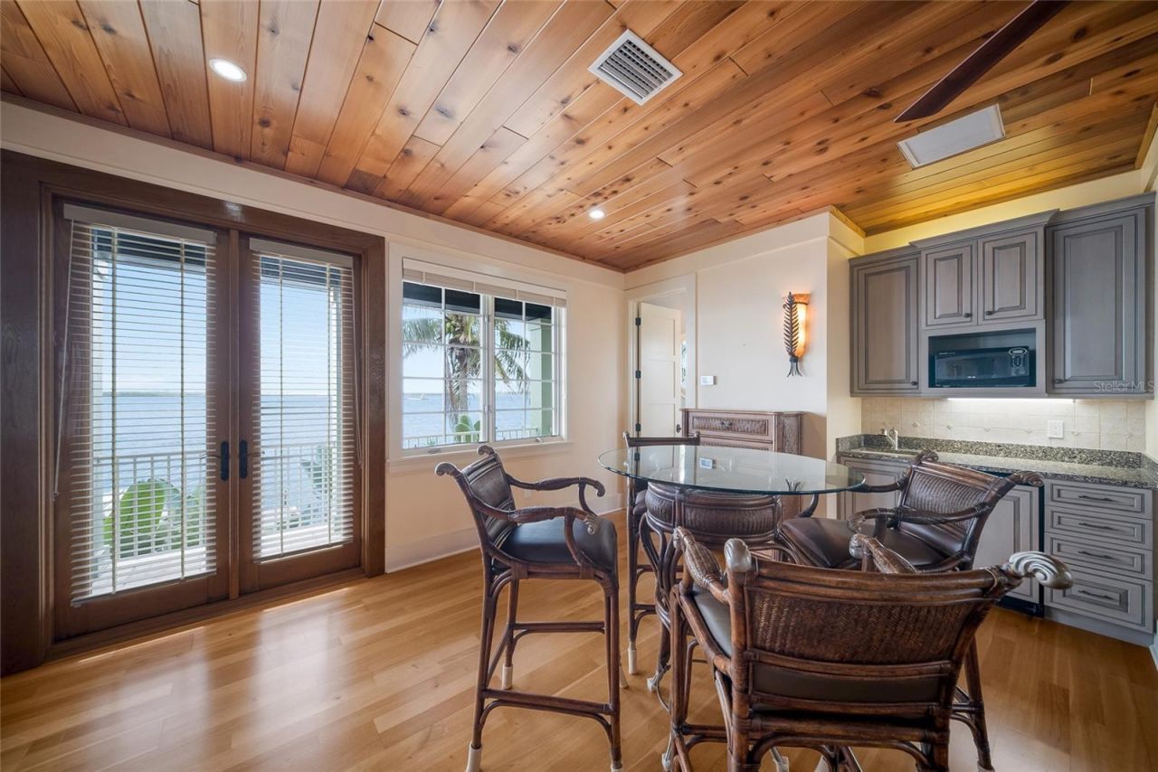 522 Bayview Drive, Bradenton Beach, FL 34217 Photo