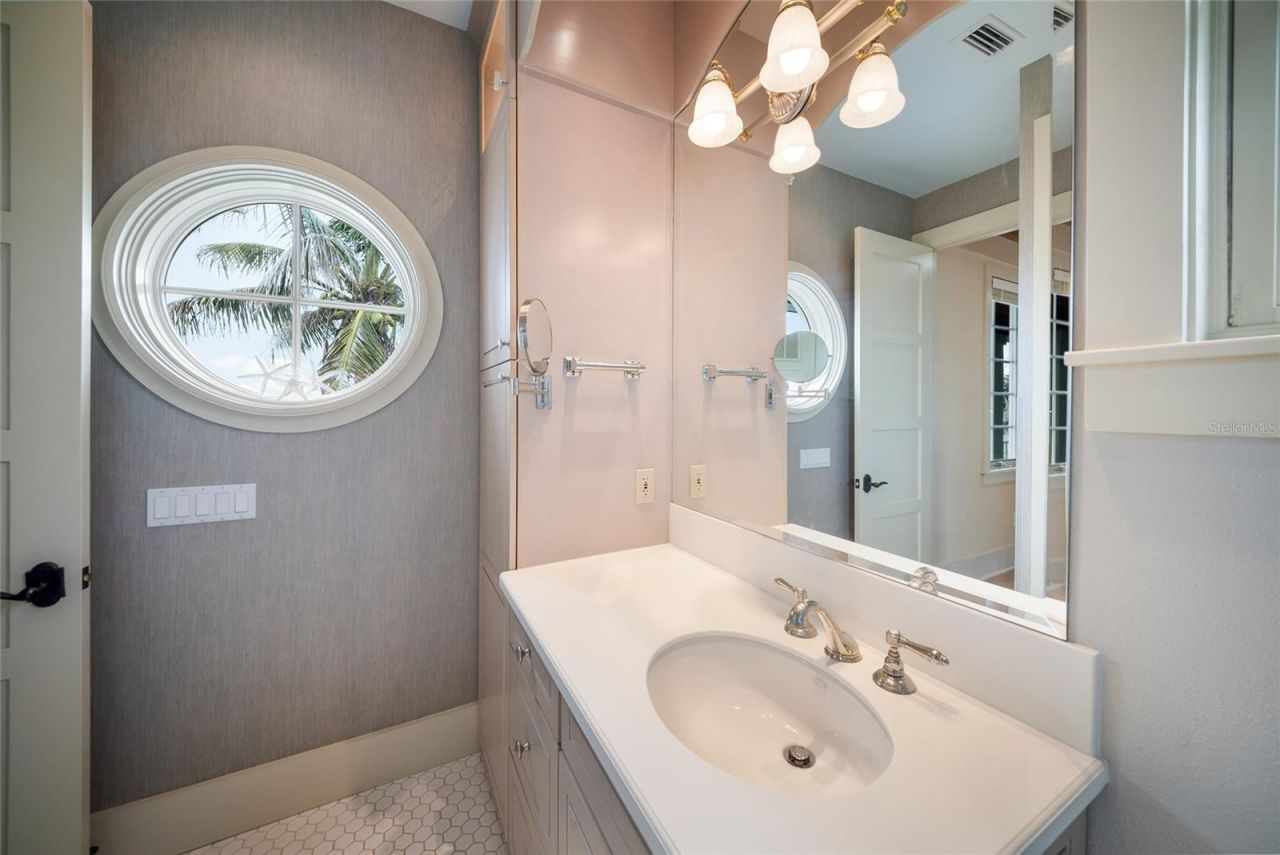 522 Bayview Drive, Bradenton Beach, FL 34217 Photo