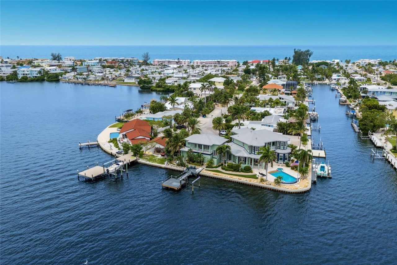 522 Bayview Drive, Bradenton Beach, FL 34217 Photo