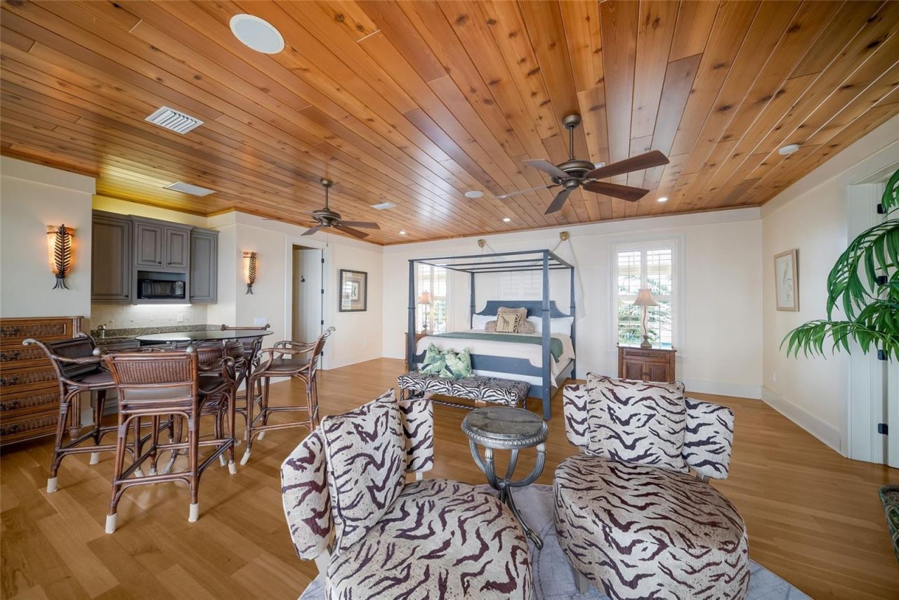522 Bayview Drive, Bradenton Beach, FL 34217 Photo