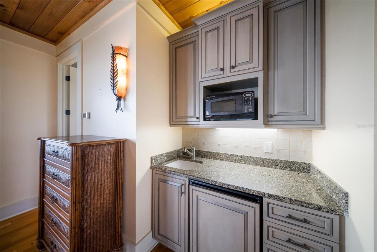 522 Bayview Drive, Bradenton Beach, FL 34217 Photo