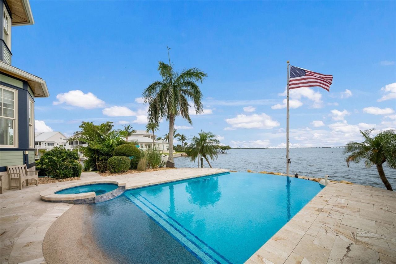 522 Bayview Drive, Bradenton Beach, FL 34217 Photo
