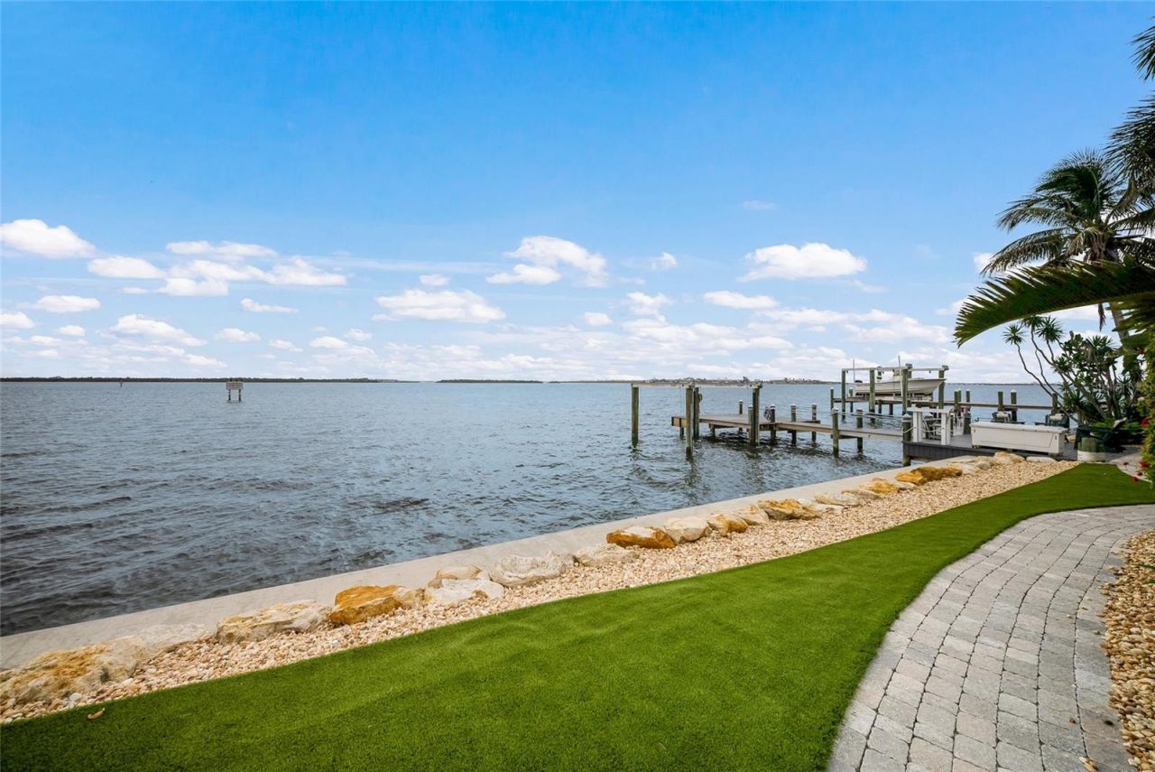 522 Bayview Drive, Bradenton Beach, FL 34217 Photo