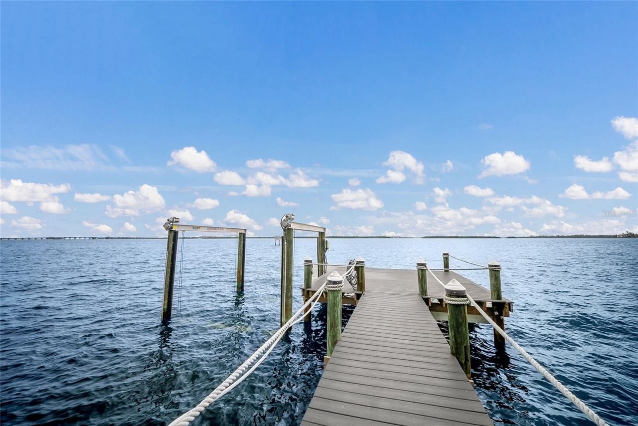 522 Bayview Drive, Bradenton Beach, FL 34217 Photo