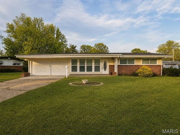 10700 Hallstead Drive , St Louis, MO 63136