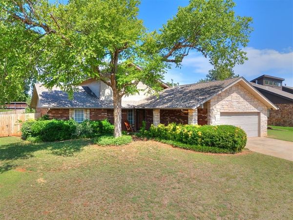 7104 N Lakeway Drive, Warr Acres, OK 73132