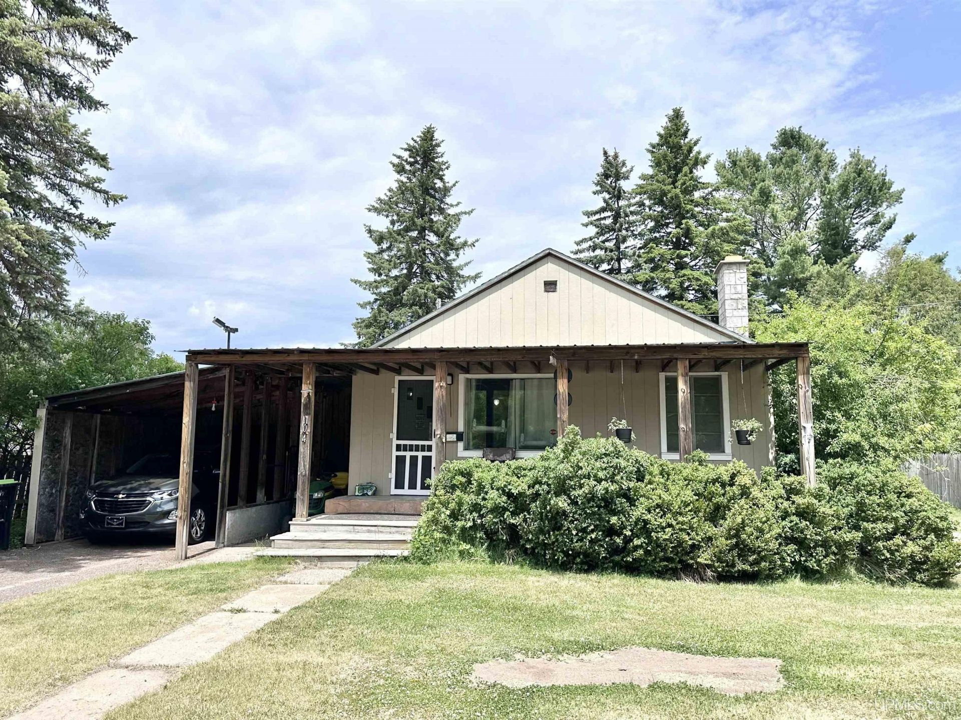 104 3rd Street, Iron Mountain, MI 49801 Main Photo