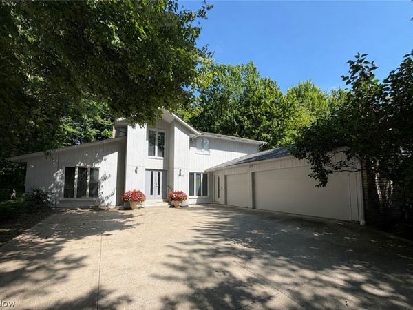 3967 West Meadow Lane , Orange, OH 44122