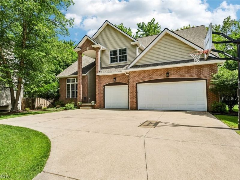 17459 Woodlawn Court , Strongsville, OH 44149 Photo 2