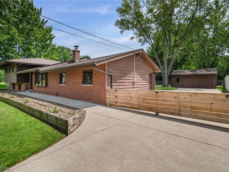 17583 Shurmer Road , Strongsville, OH 44136 Photo 4