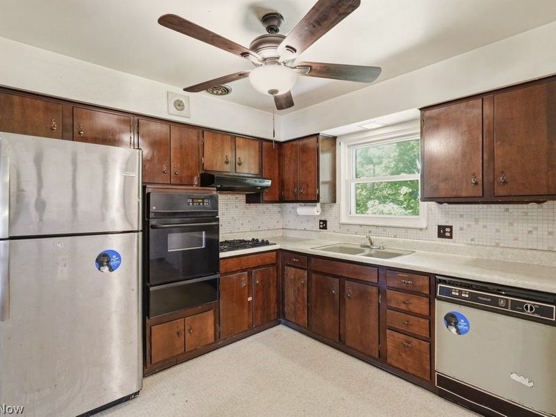 6407 Parkland Avenue , Brook Park, OH 44142 Photo 9