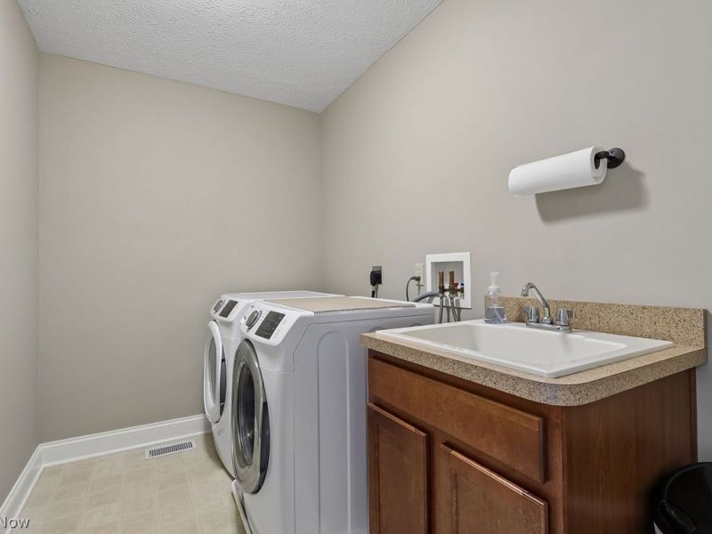11850 N Churchill Way , Strongsville, OH 44149 Photo 29