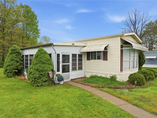 1515 Lee Ln , Grove City, PA 16127