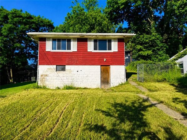 2011 Valley St , West Mifflin, PA 15122