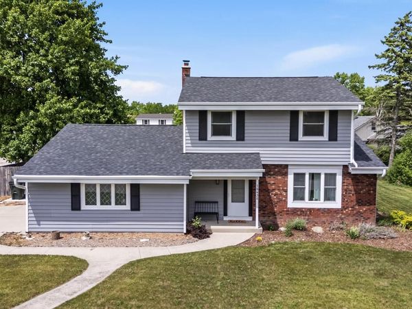 15430 W Harcove DRIVE, New Berlin, WI 53151