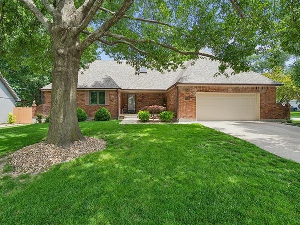 1025 SE Bridgehampton Way, Lee's Summit, MO 64081