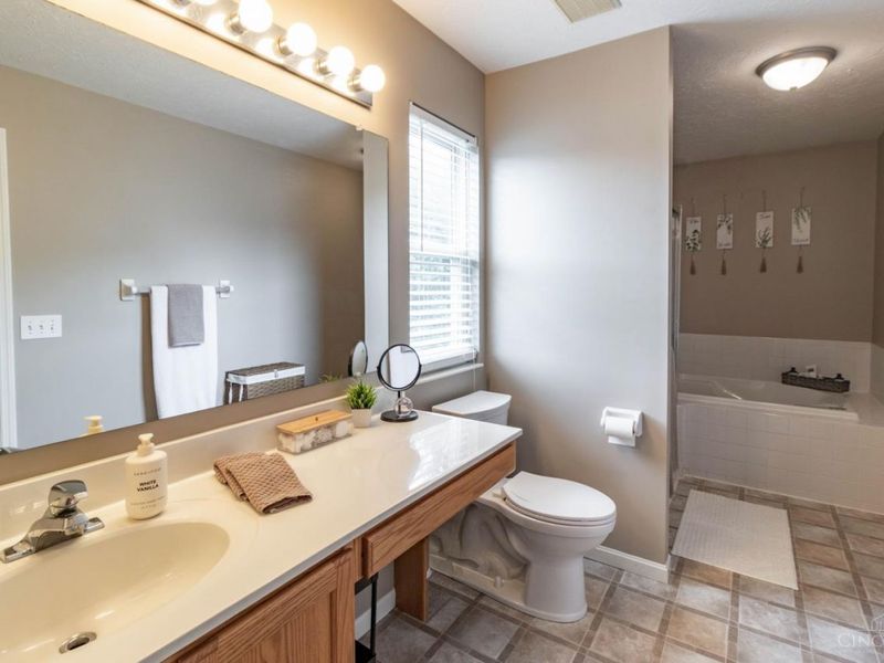 6048 Weber Oaks Drive, Miami Twp, OH 45140 Photo 22
