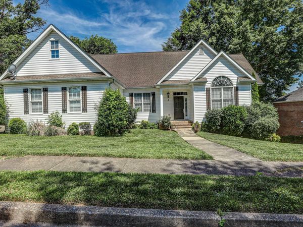 7 Larchmont Lane, Johnson City, TN 37604
