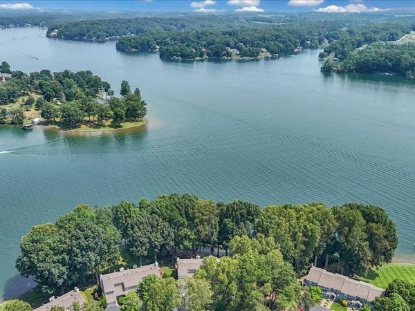 60 Windlass Pointe DR , Moneta, VA 24121