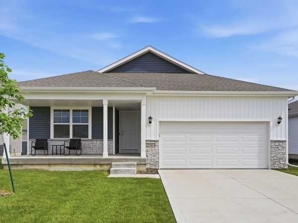 2567 SE Fox Valley Drive, West Des Moines, IA 50265