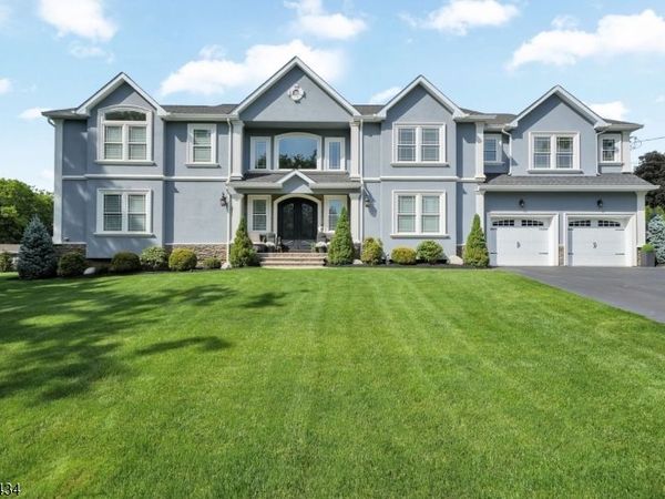 42 Saratoga Dr, Oakland, NJ 07436
