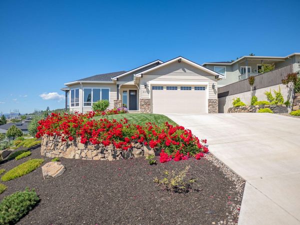 547 W La Strada Circle, Medford, OR 97504