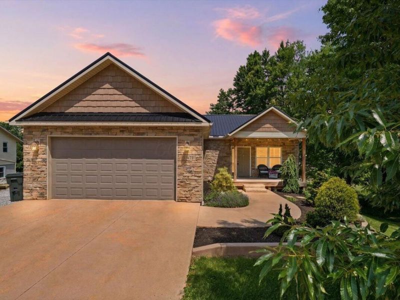 691 Greenbriar Circle, Howard, OH 43028 Photo 1