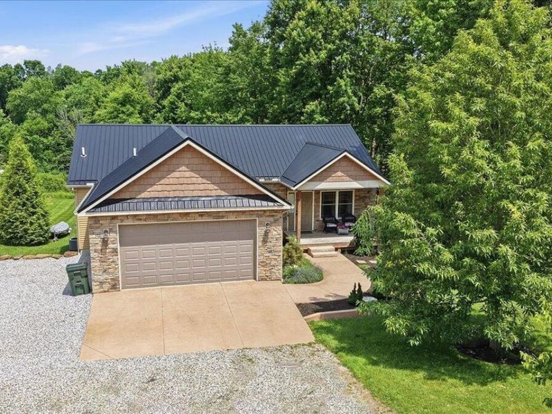 691 Greenbriar Circle, Howard, OH 43028 Photo 2