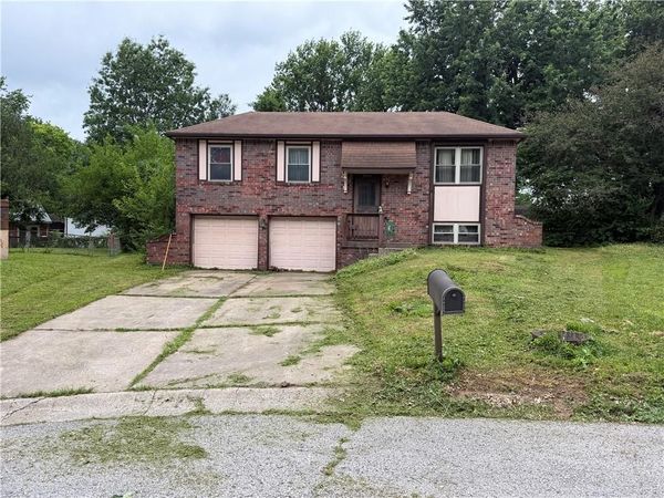 3004 NW Milford Place, Blue Springs, MO 64015