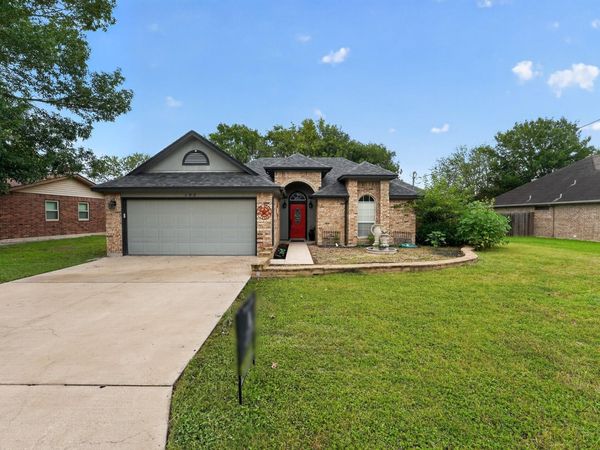 102 Hummingbird LN , Lockhart, TX 78644