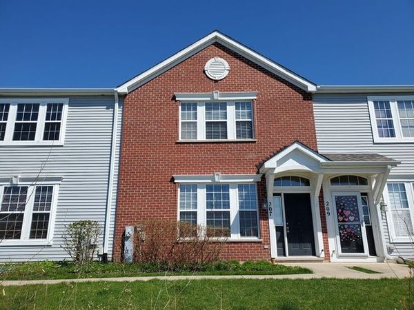 207 Springbrook Trail S, Oswego, IL 60543