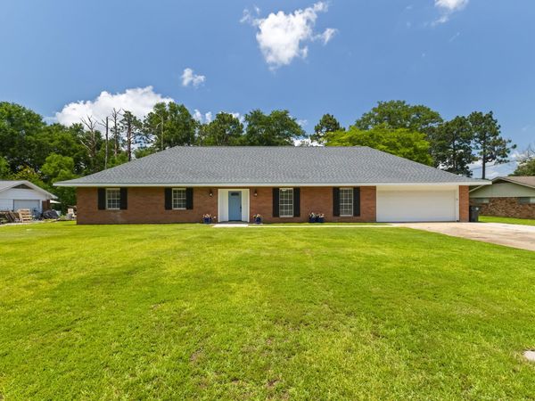 108 Tanglewood Dr., Hattiesburg, MS 39402
