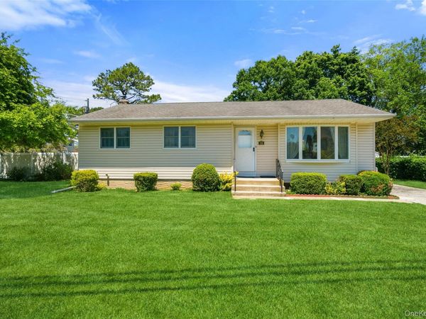 15 Lincoln Avenue, Farmingdale, NY 11735