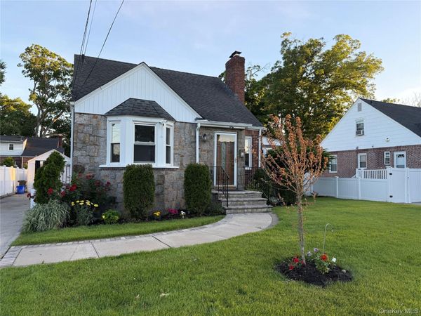 94 E Fenimore Street , Valley Stream, NY 11580