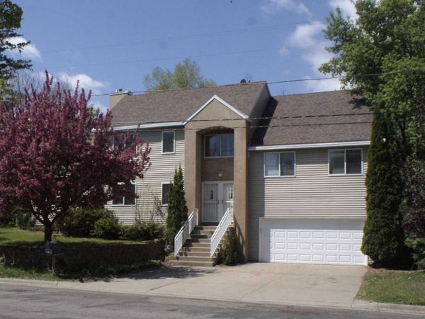 2339 Roselawn Avenue W, Roseville, MN 55113