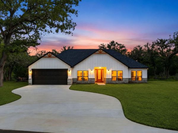 315 Post Oak ST, Gonzales, TX 78629