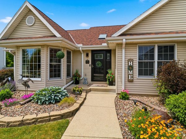 6825 S Crane Dr, Oak Creek, WI 53154