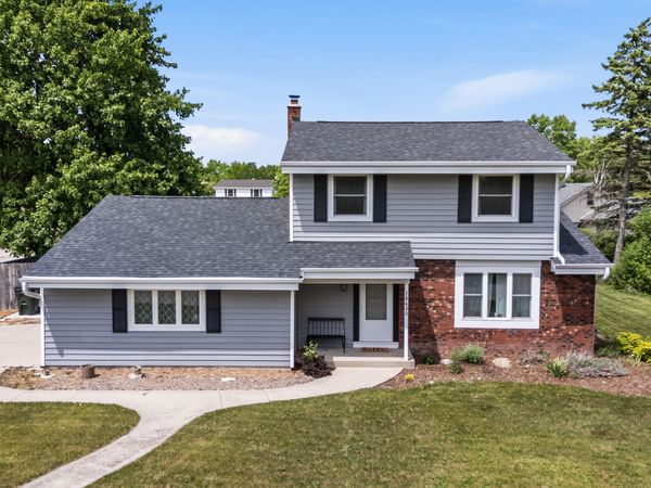 15430 W Harcove Dr, New Berlin, WI 53151