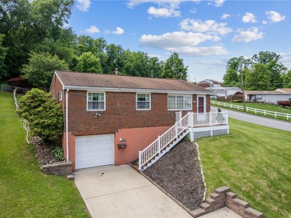 4879 Hialeah Dr , Pittsburgh, PA 15239