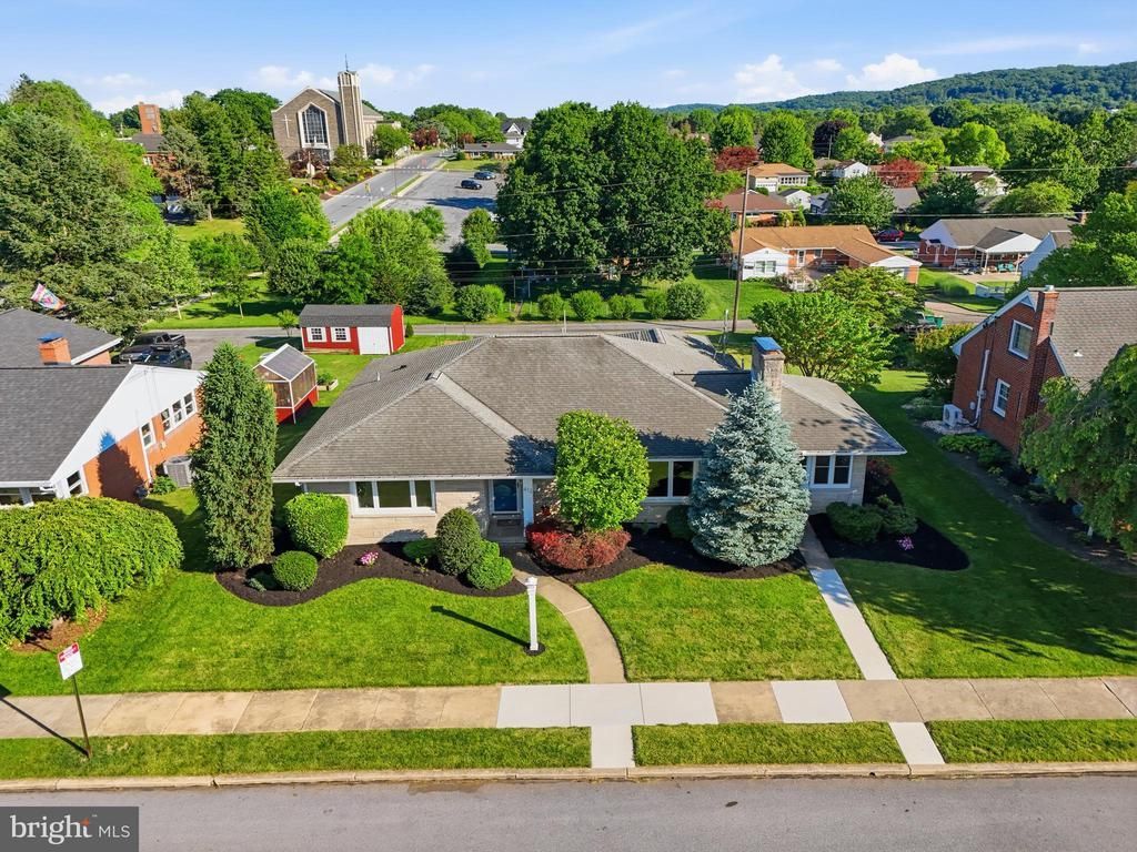 412 W Caracas Avenue, Hershey, PA 17033 Main Photo