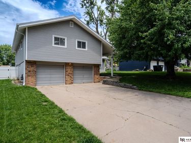 13832 W Circle, Omaha, NE 68137