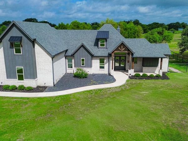 401 Spring Valley Road , Weatherford, TX 76087