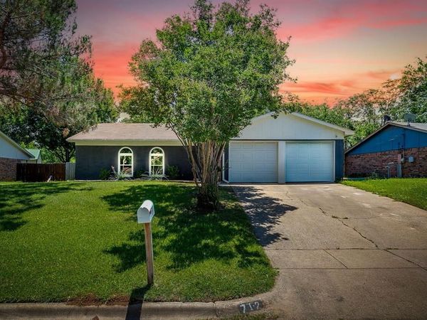 712 Poe Street , Azle, TX 76020
